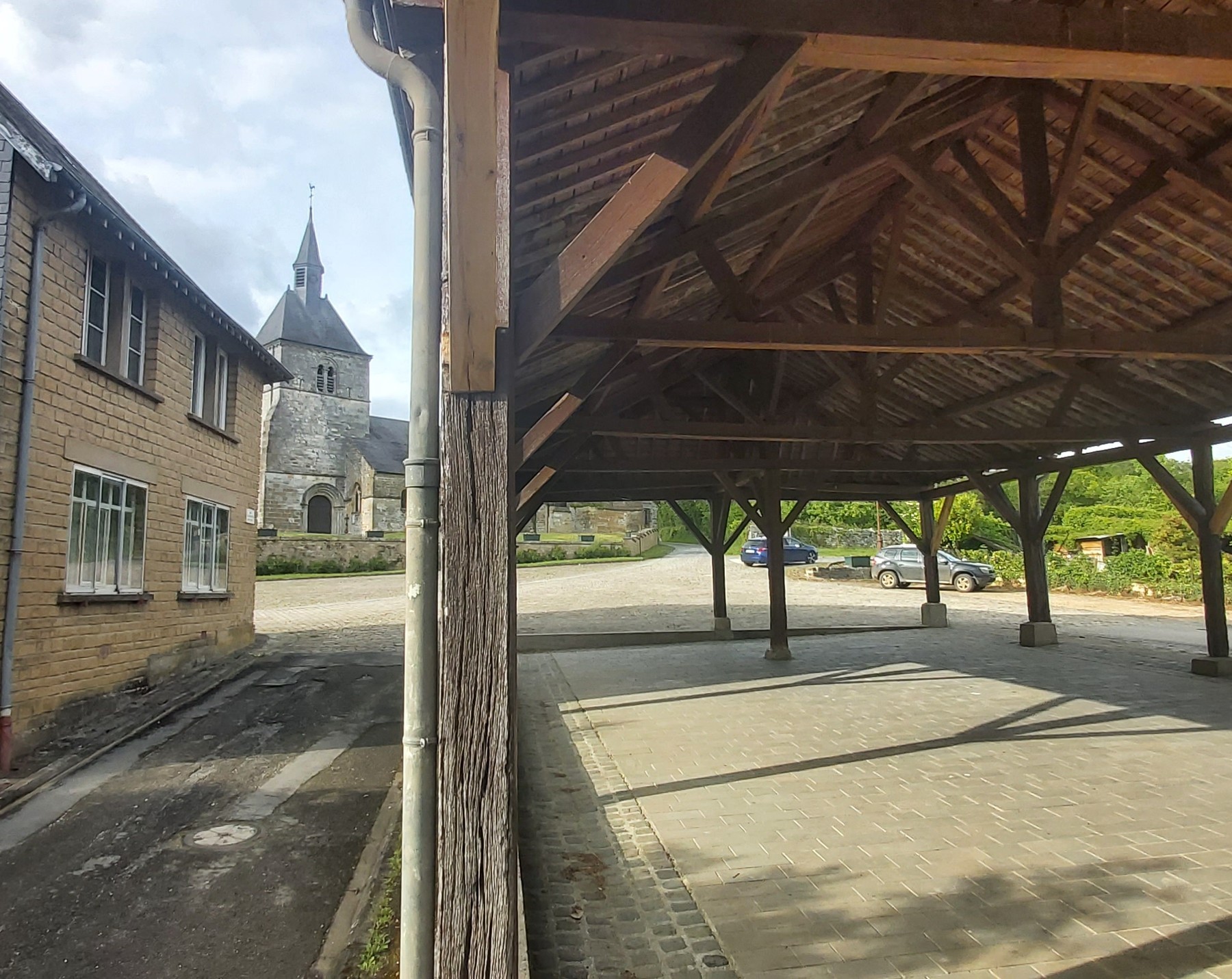 Halle de village au cœur des Crêtes préardennaises