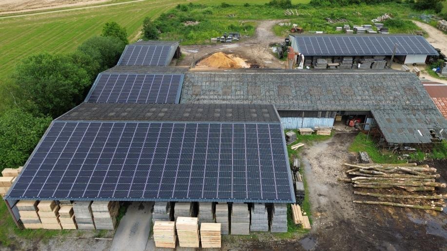 Vue aérienne des panneaux photovoltaïques sur les toitures de la scierie