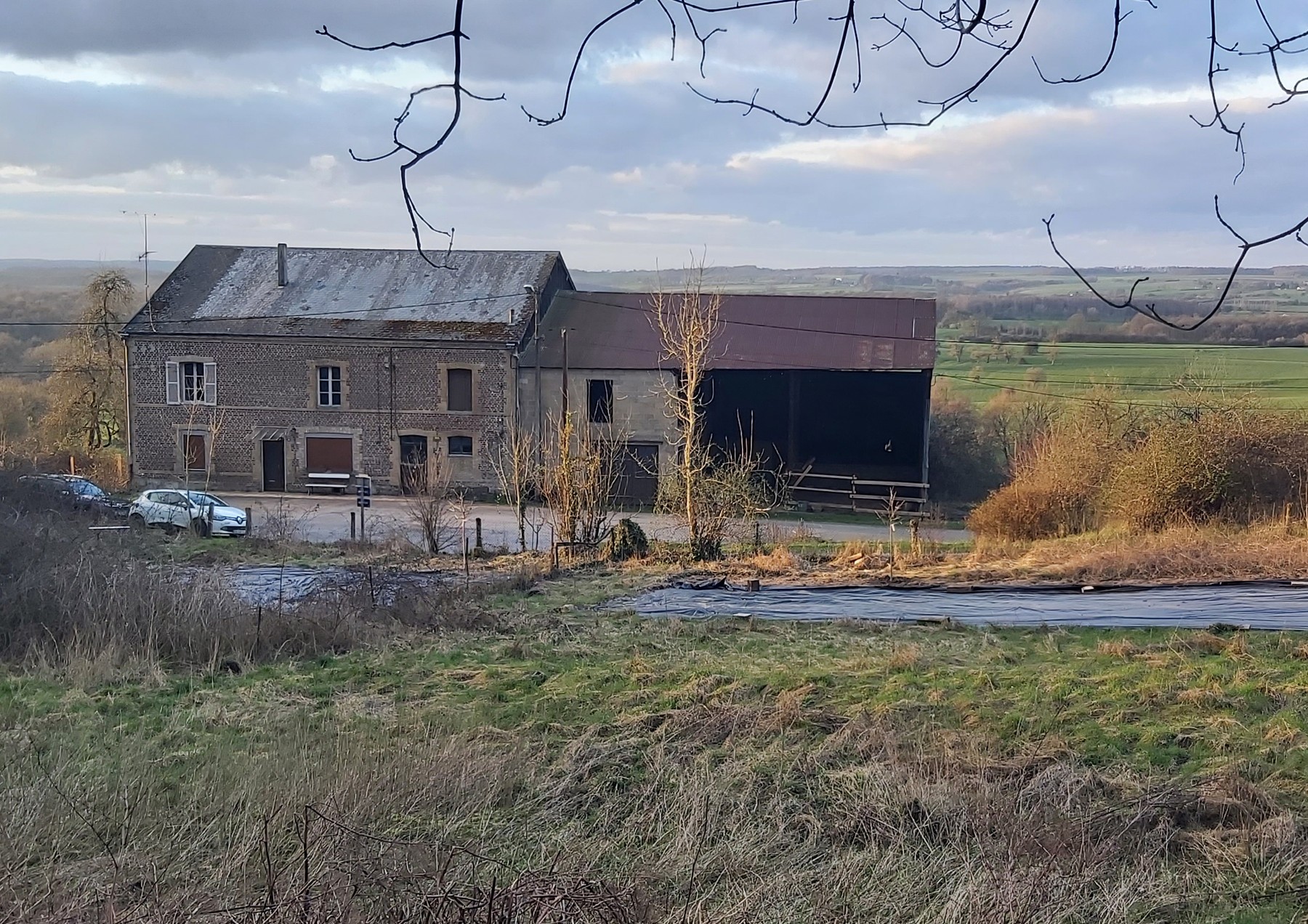 Le corps de ferme de LA BASE à Omont